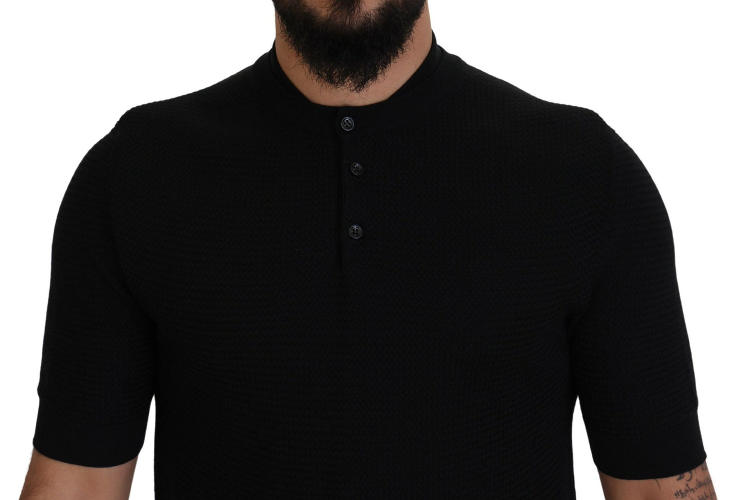 Schwarzes T-Shirt mit Mandarinenkragen und kurzen Ärmeln