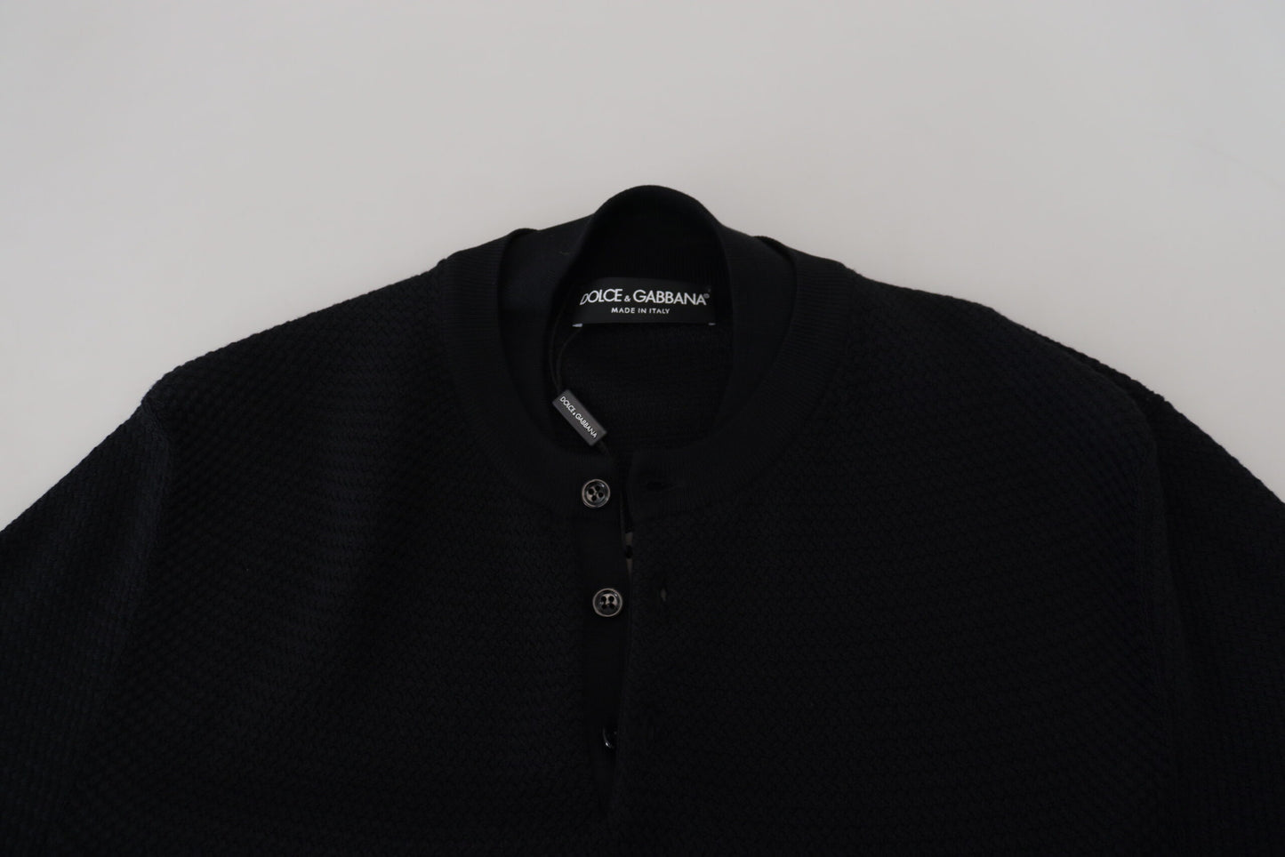 Schwarzes T-Shirt mit Mandarinenkragen und kurzen Ärmeln