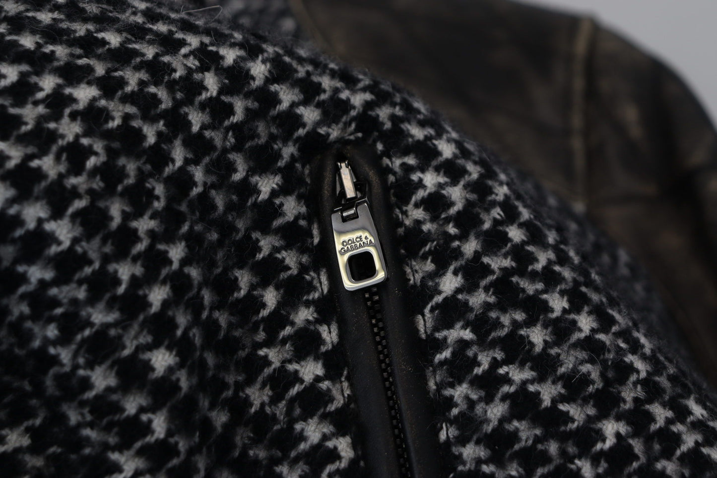 Schwarze Bomberjacke aus Polyester mit Hahnentrittmuster