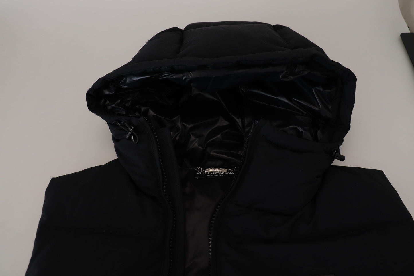 Schwarze Polyester Jacke mit Kapuze und kurzen Ärmeln