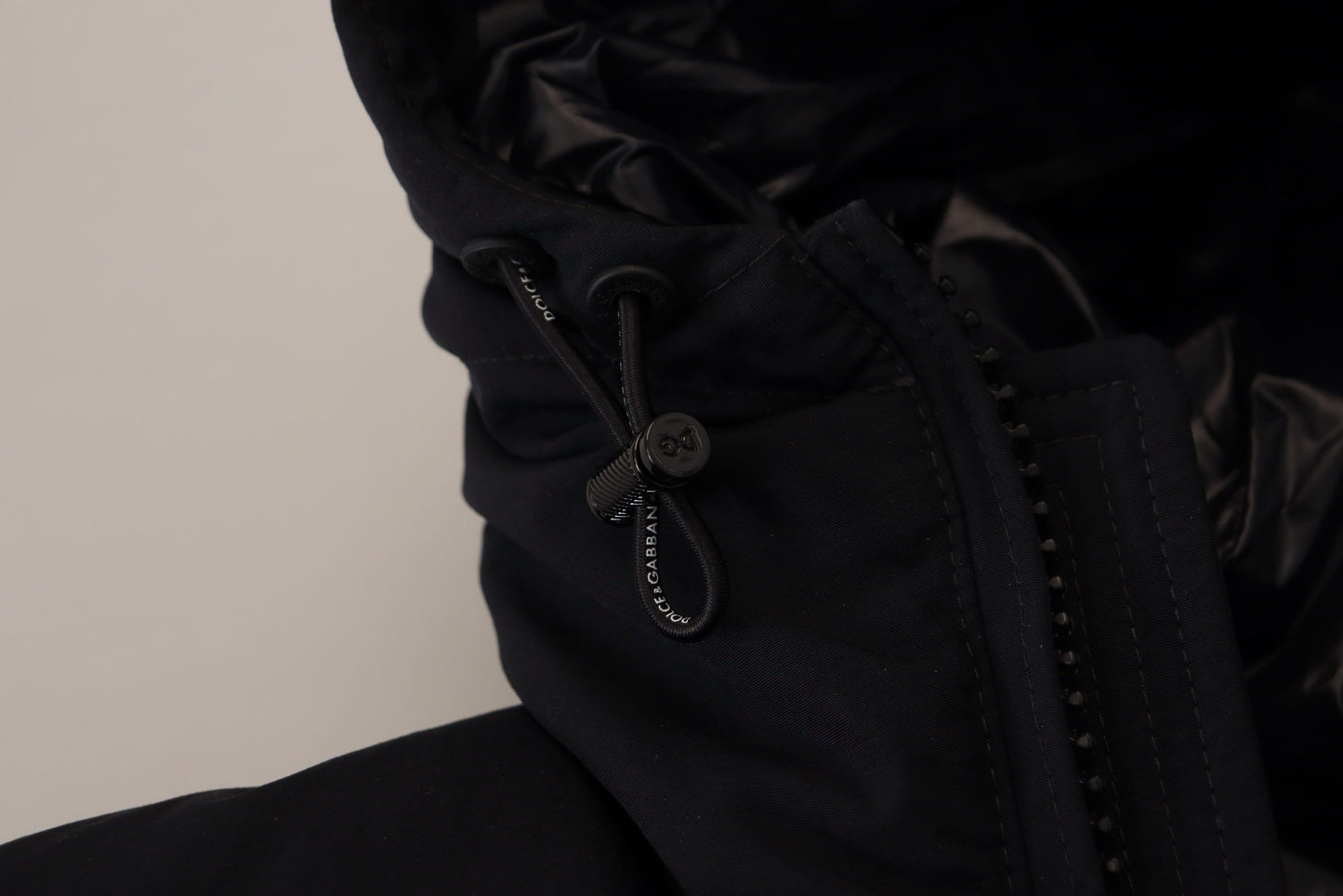 Schwarze Polyester Jacke mit Kapuze und kurzen Ärmeln