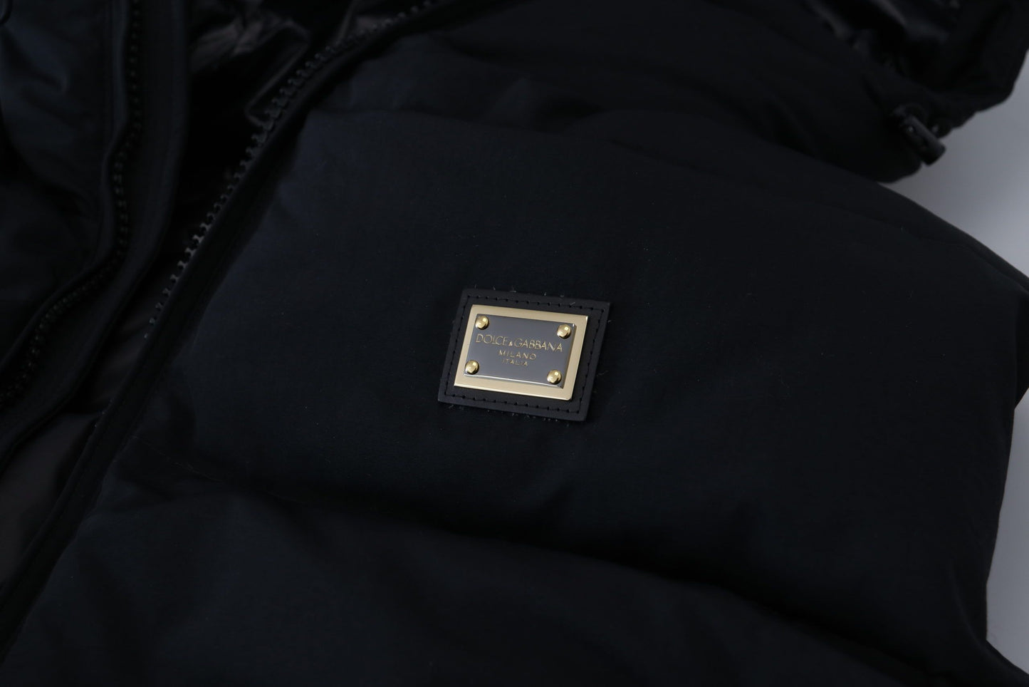 Schwarze Polyester Jacke mit Kapuze und kurzen Ärmeln