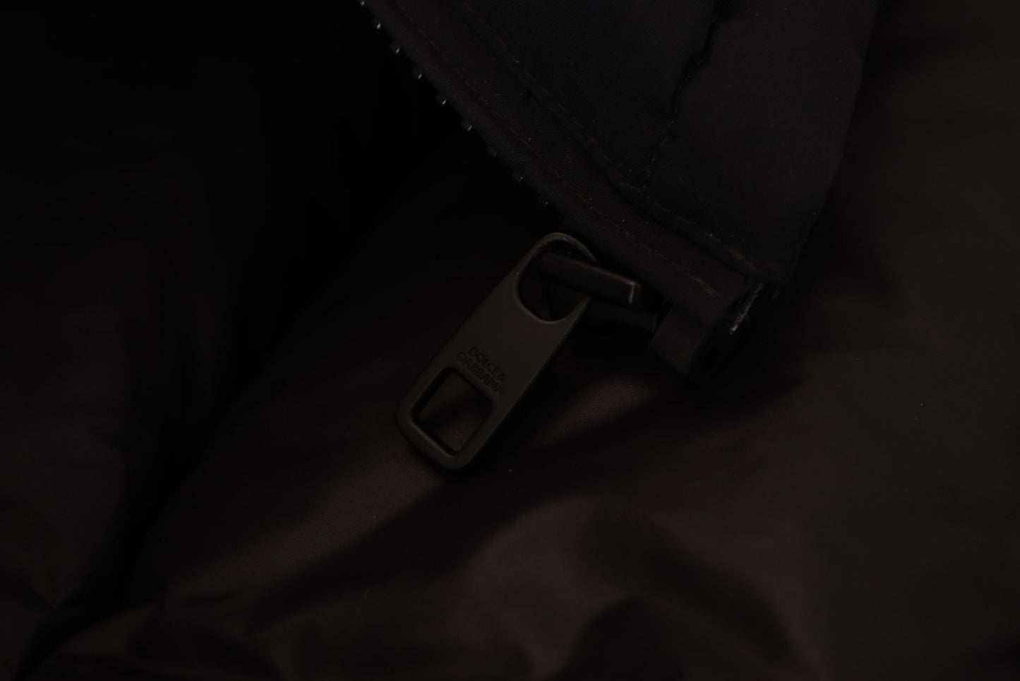 Schwarze Polyester Jacke mit Kapuze und kurzen Ärmeln