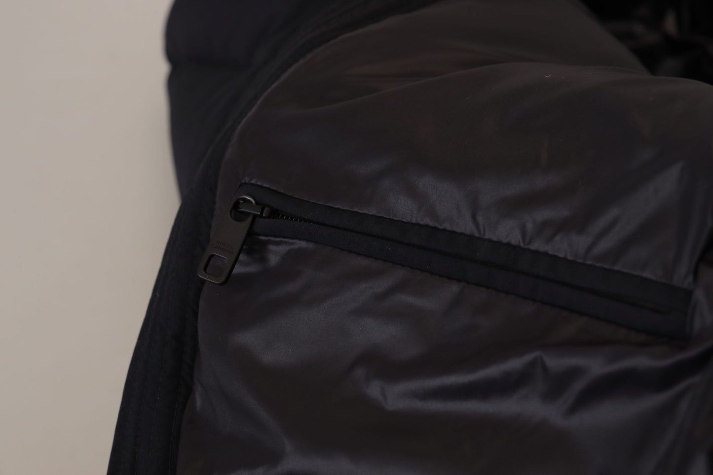 Schwarze Polyester Jacke mit Kapuze und kurzen Ärmeln