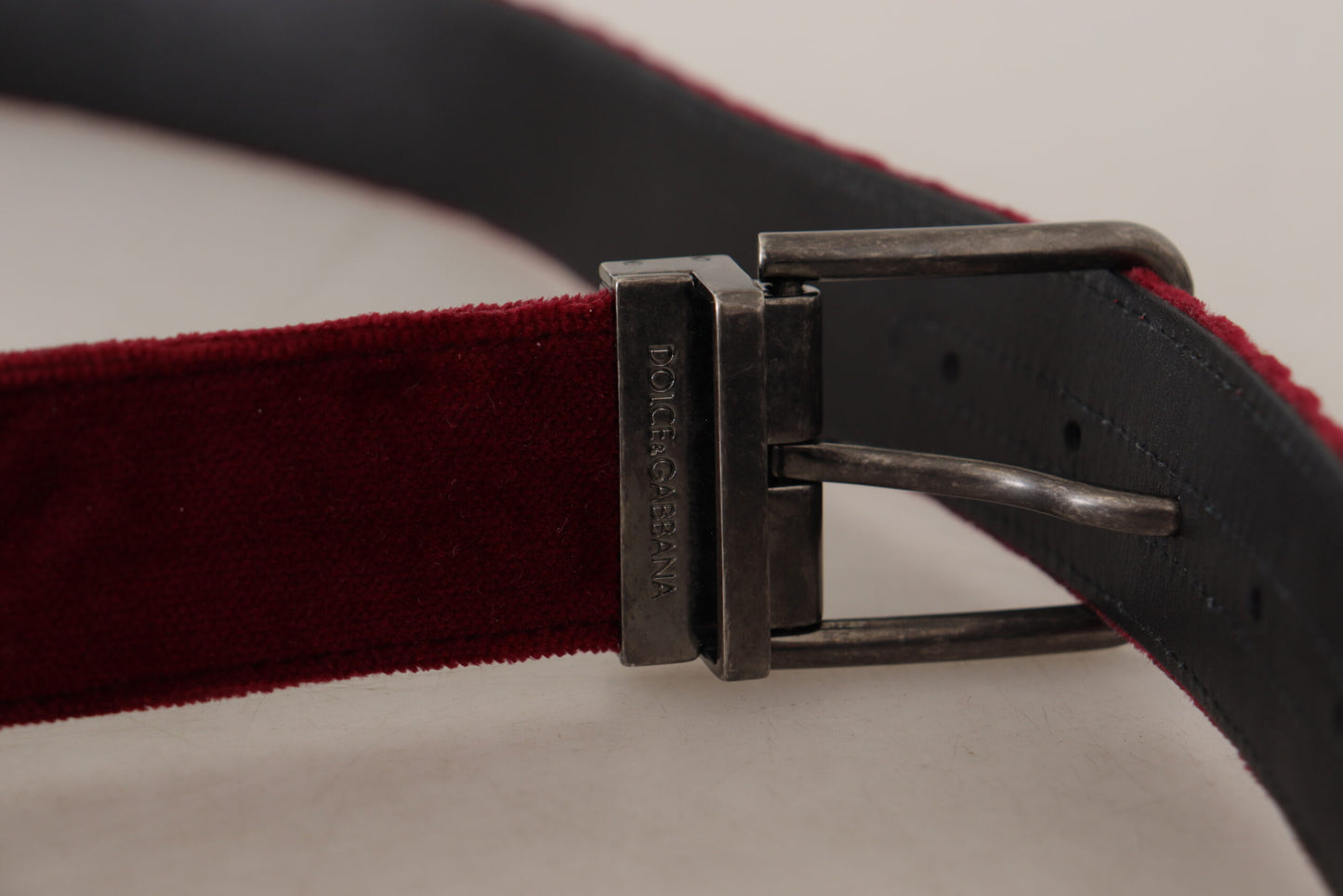 Kastanienbrauner Samtledergürtel mit breiter Vintage-Metallschnalle