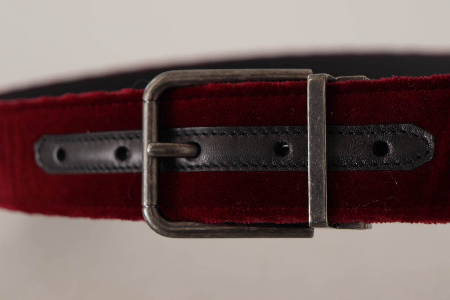 Kastanienbrauner Samtledergürtel mit breiter Vintage-Metallschnalle