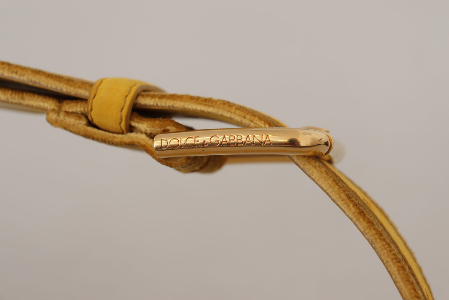 Gelber Samt Gold Metall Logo eingravierte Schnalle Gürtel
