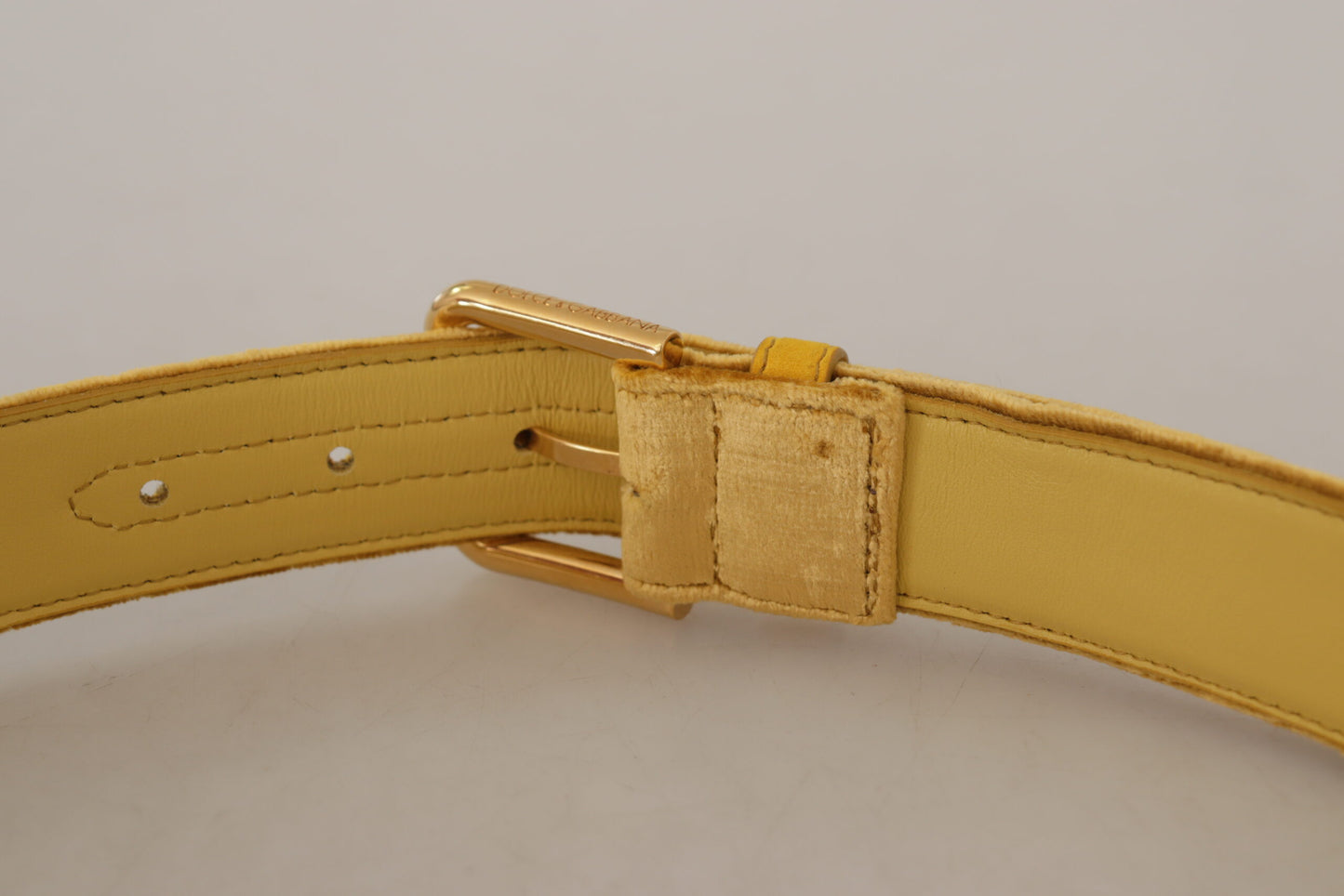Gelber Samt Gold Metall Logo eingravierte Schnalle Gürtel