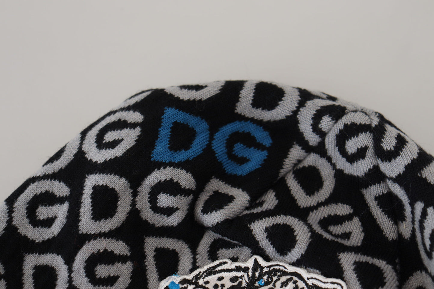 Mehrfarbig gestrickte Beanie mit Logoaufdruck