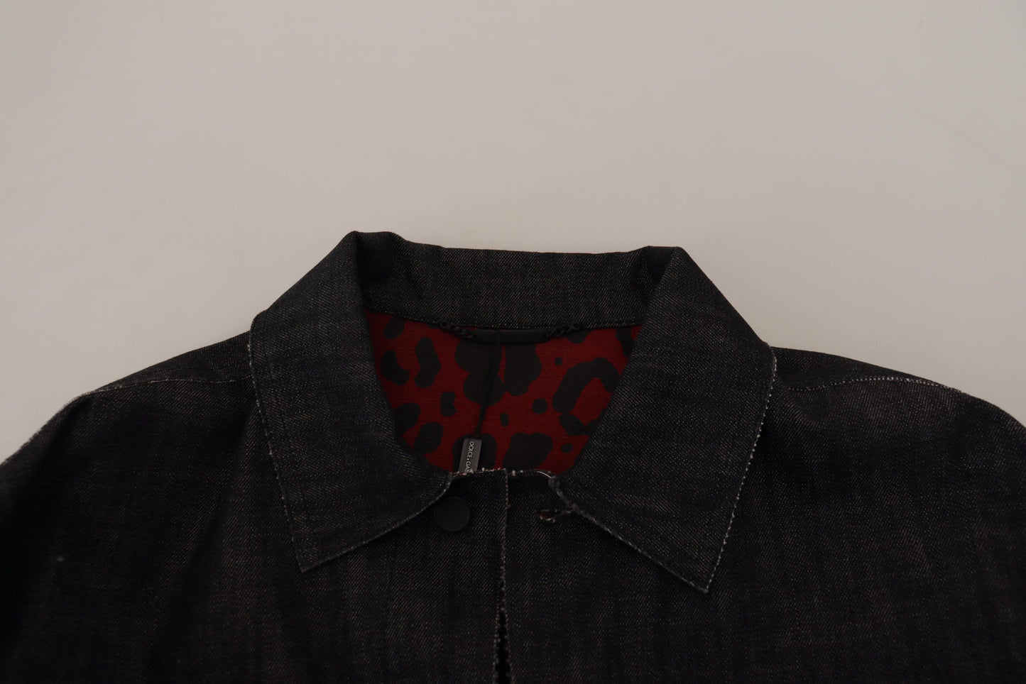 Schwarze Baumwoll-Denimjacke mit Knopfleiste