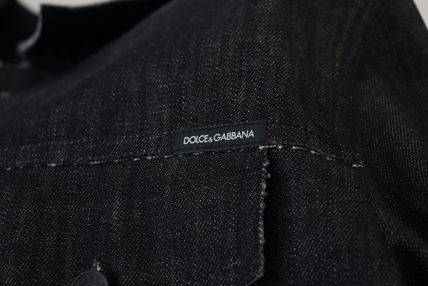 Schwarze Baumwoll-Denimjacke mit Knopfleiste