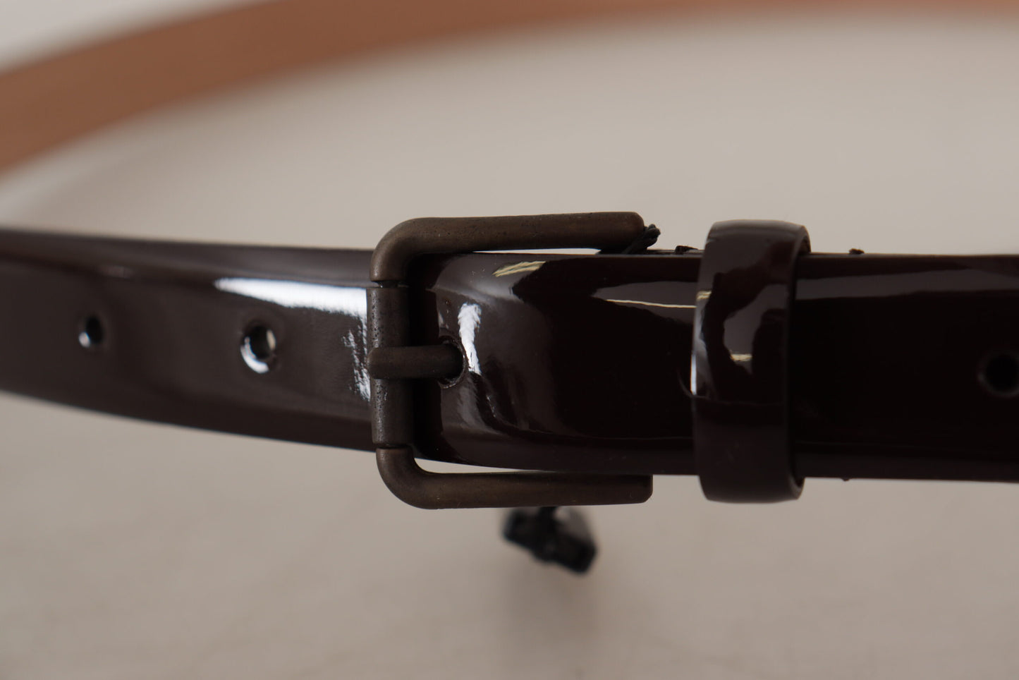 Schwarzer Lackleder-Logo-Metall-Gürtel mit Taillenschnalle