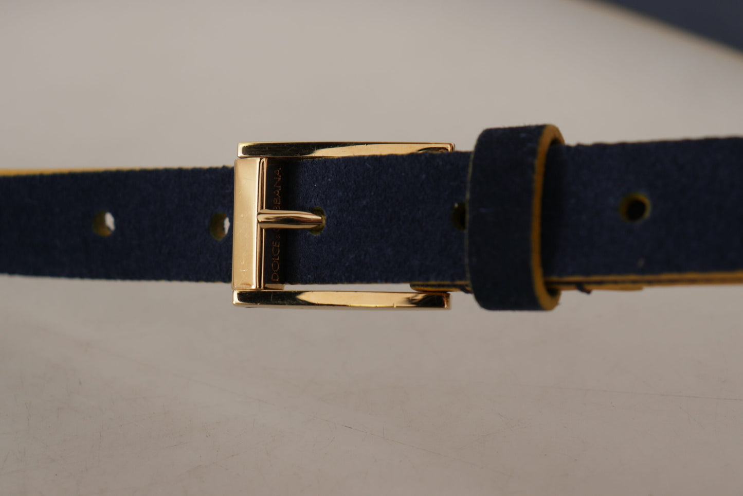 Blaues Wildleder Gelbgold Metall Logo Schnalle Gürtel