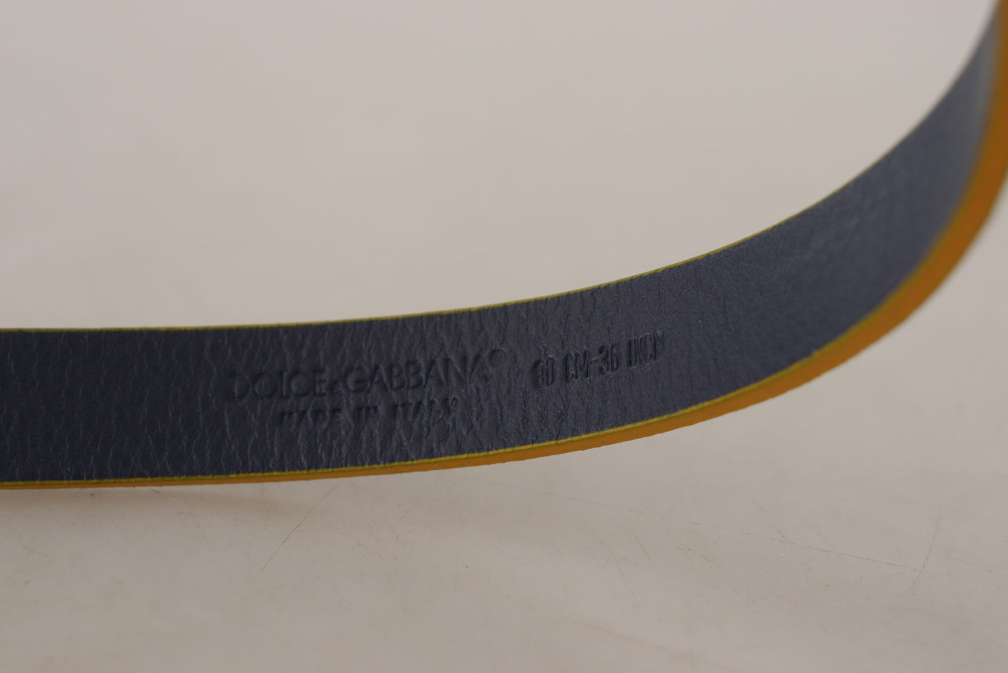 Blaues Wildleder Gelbgold Metall Logo Schnalle Gürtel