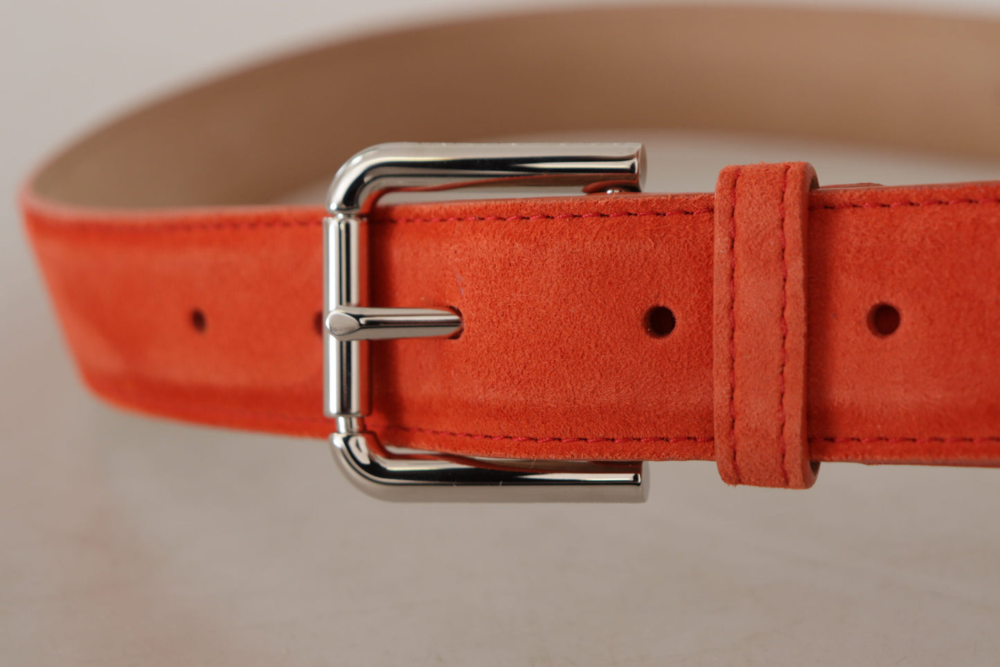 Orangefarbener Leder-Wildleder-Gürtel mit silberner Logo-Metallschnalle
