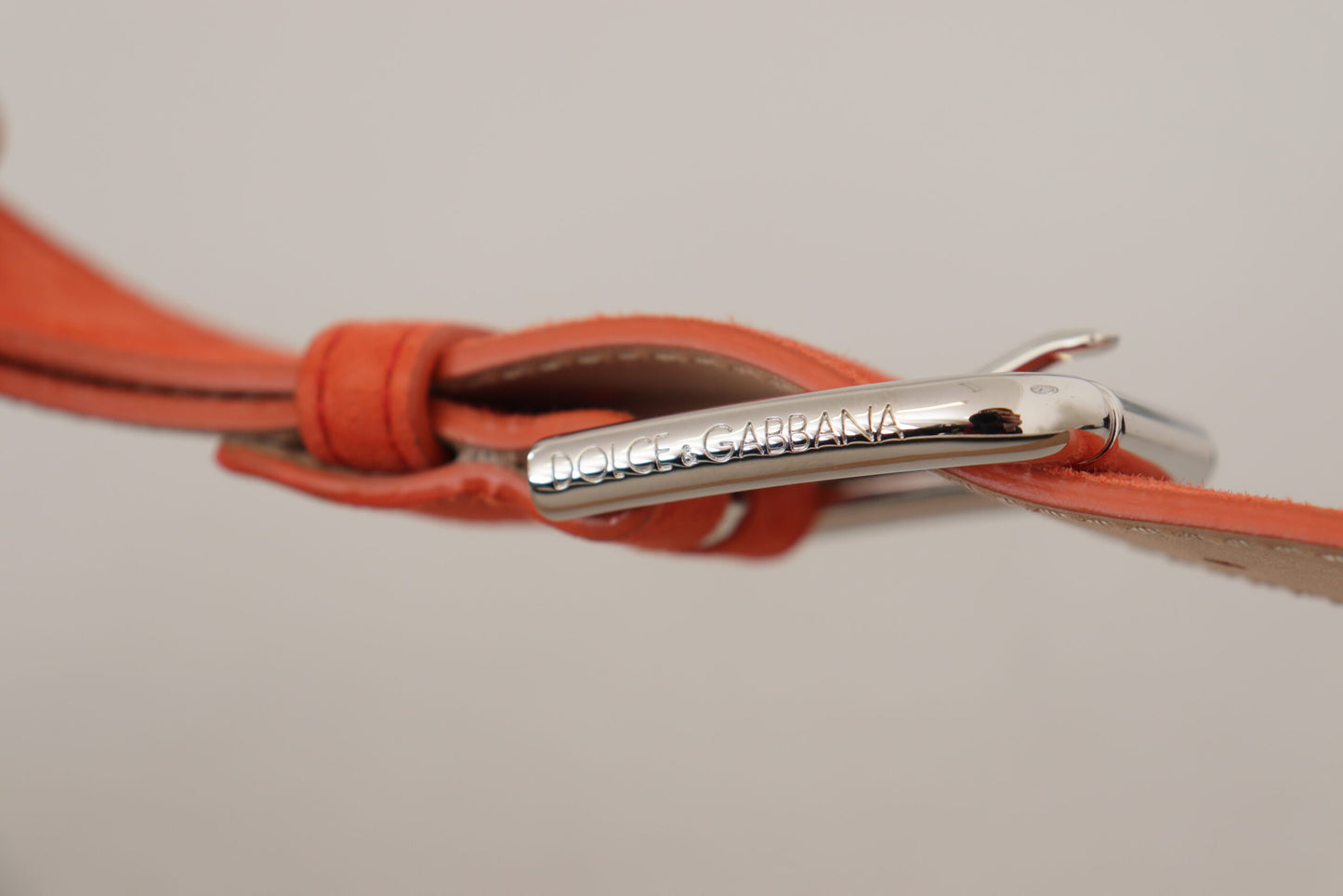 Orangefarbener Leder-Wildleder-Gürtel mit silberner Logo-Metallschnalle