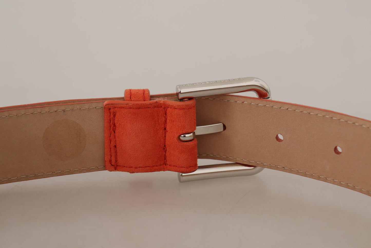 Orangefarbener Leder-Wildleder-Gürtel mit silberner Logo-Metallschnalle