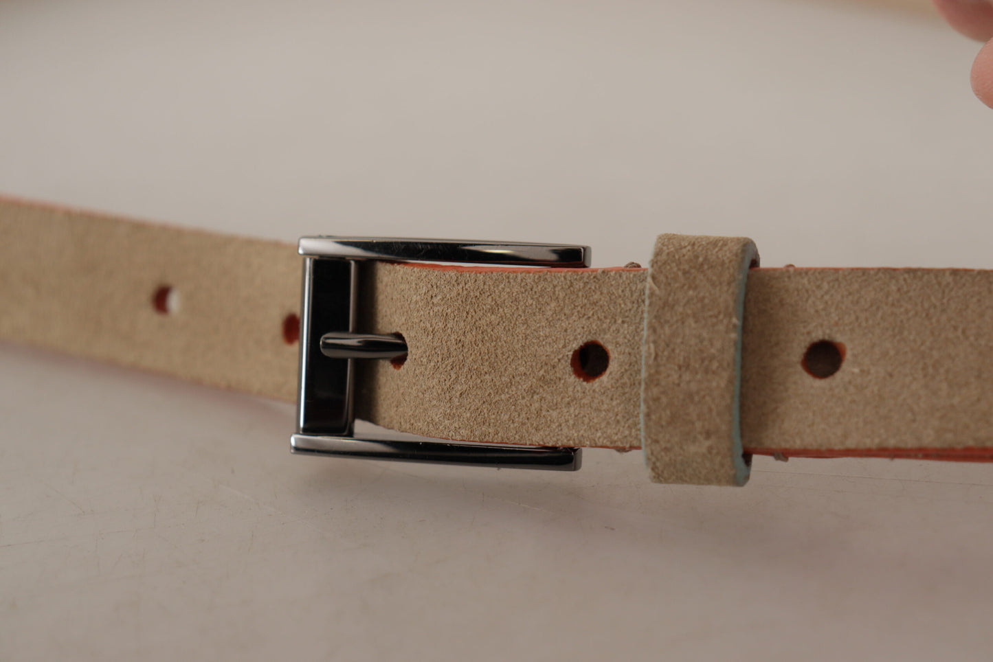 Nude Beige Skinny Gürtel mit Logo-Gravur und Gürtelschnalle