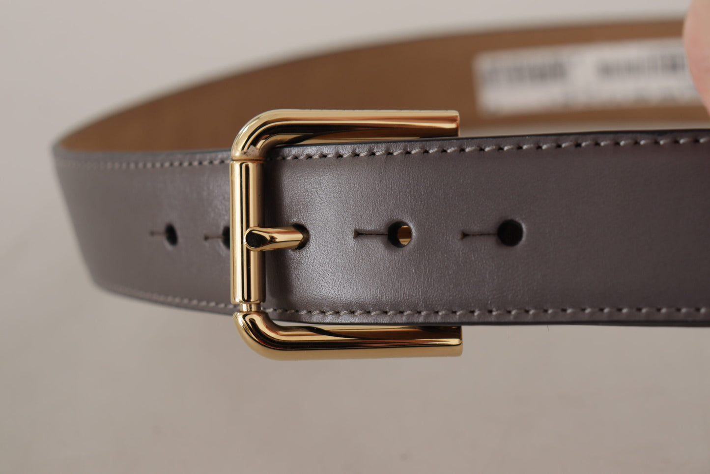 Gürtel aus grauem Kalbsleder mit goldener Metall-Logoschnalle