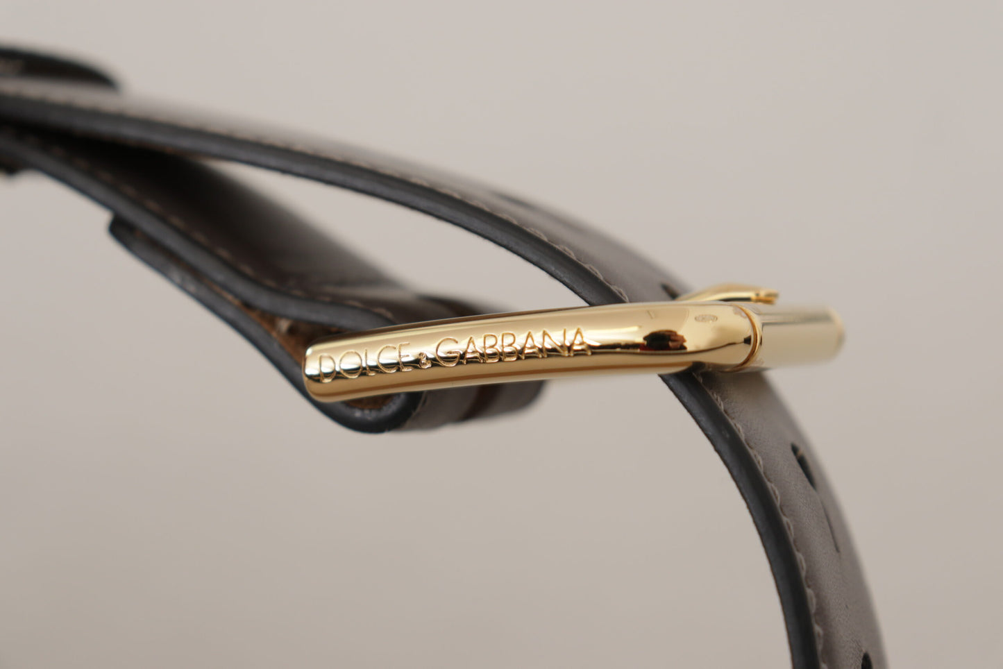 Gürtel aus grauem Kalbsleder mit goldener Metall-Logoschnalle