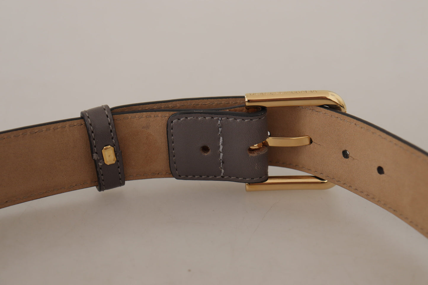 Gürtel aus grauem Kalbsleder mit goldener Metall-Logoschnalle