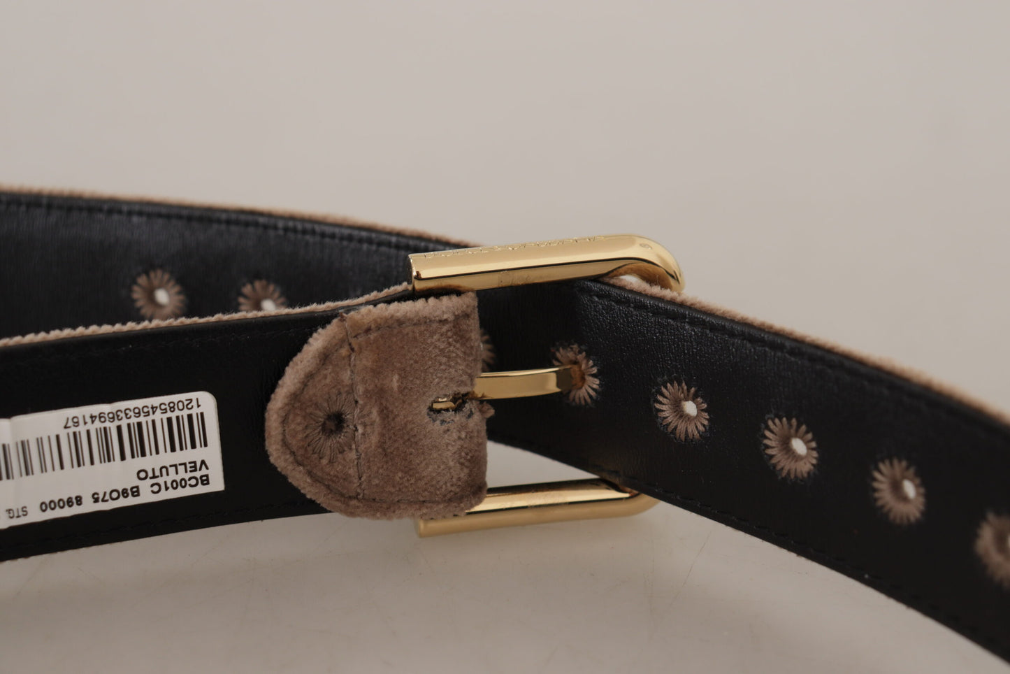 Hellbrauner Samtgürtel mit goldfarbenem Logo und Metallschnalle