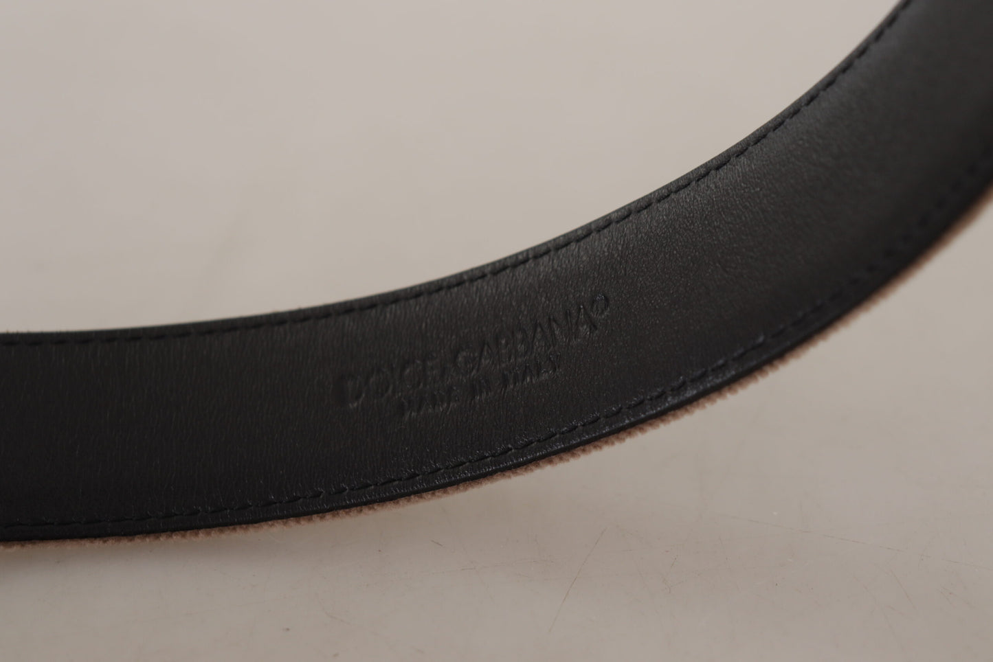 Hellbrauner Samtgürtel mit goldfarbenem Logo und Metallschnalle