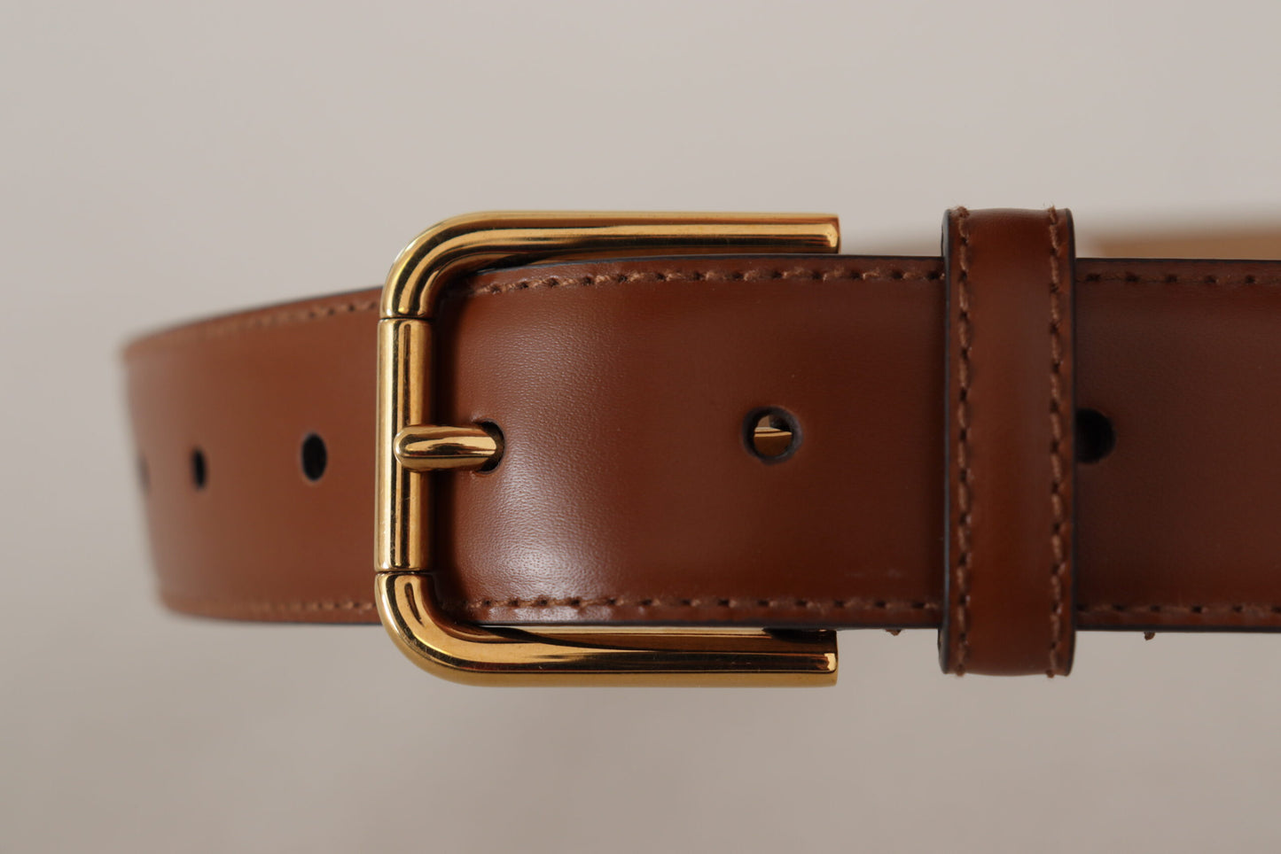 Brauner Leder Gürtel mit polierter goldener Metallschnalle