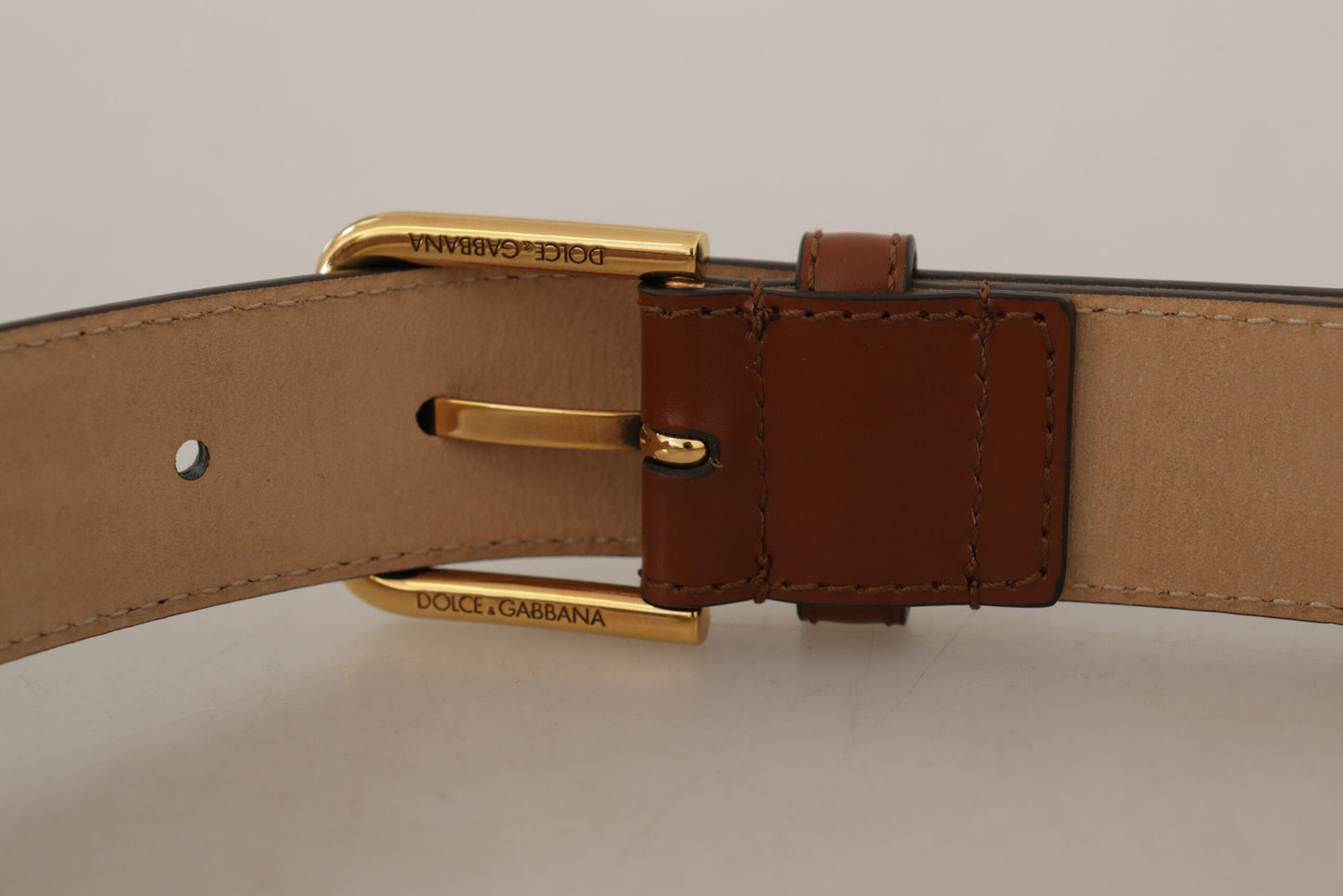 Brauner Leder Gürtel mit polierter goldener Metallschnalle