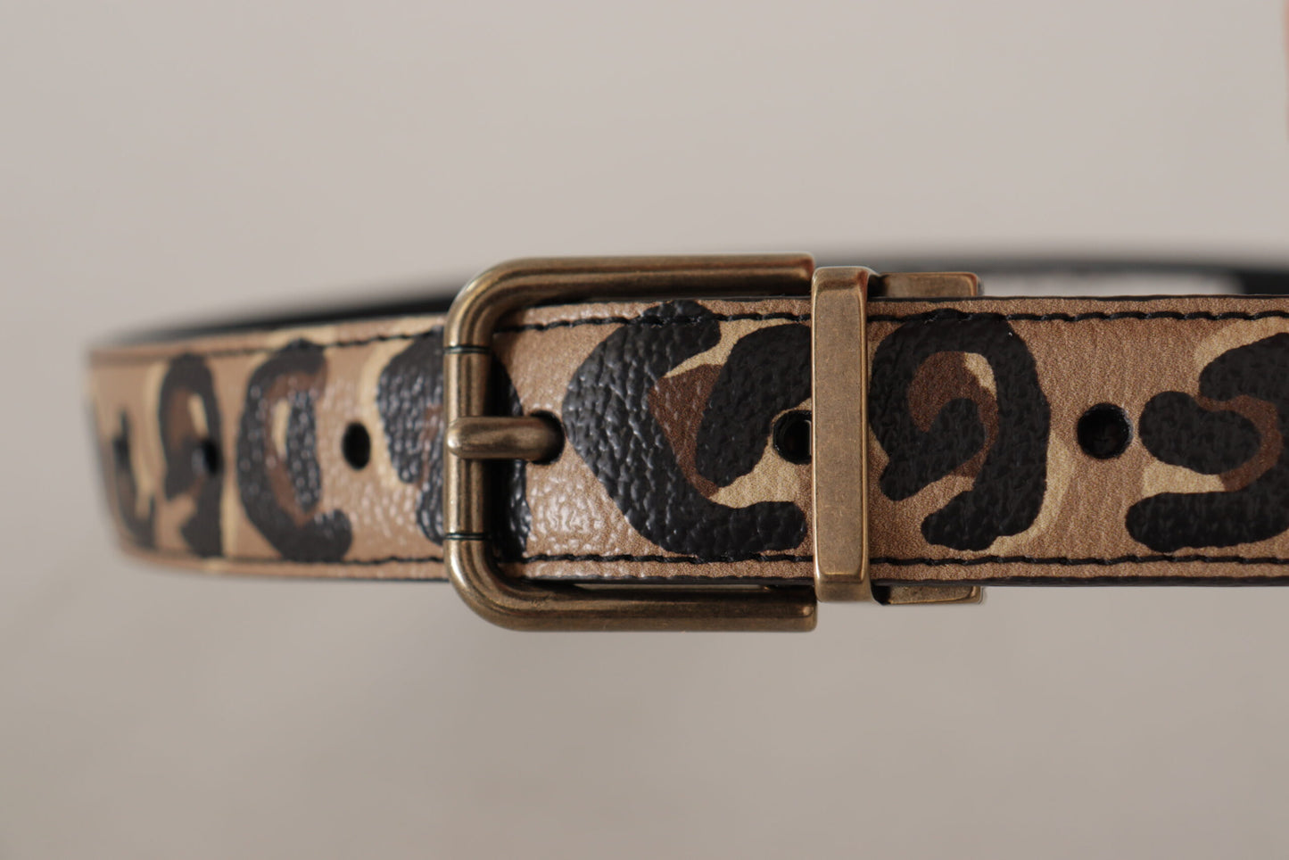 Brauner Ledergürtel mit Leopardenmuster und bronzefarbener Metallschnalle