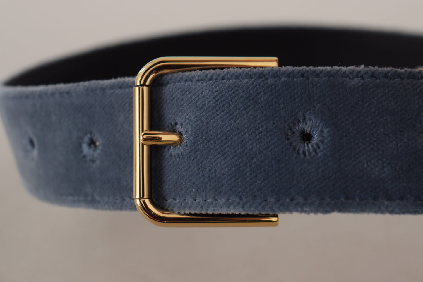 Marineblauer Samtgürtel mit goldener Metall-Logo-Gürtelschnalle