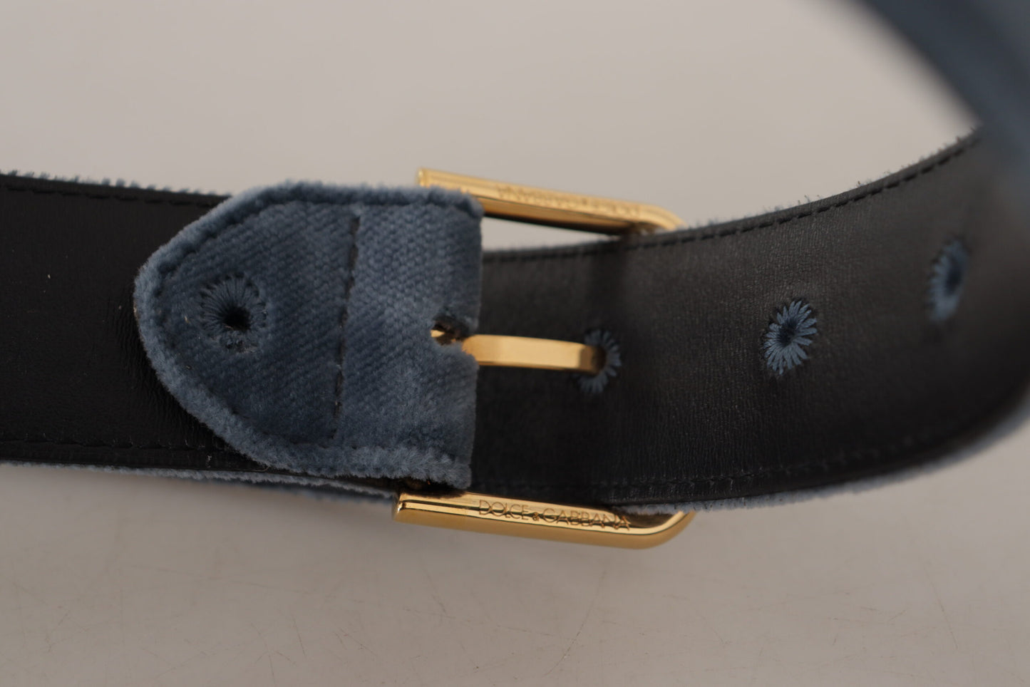 Marineblauer Samtgürtel mit goldener Metall-Logo-Gürtelschnalle
