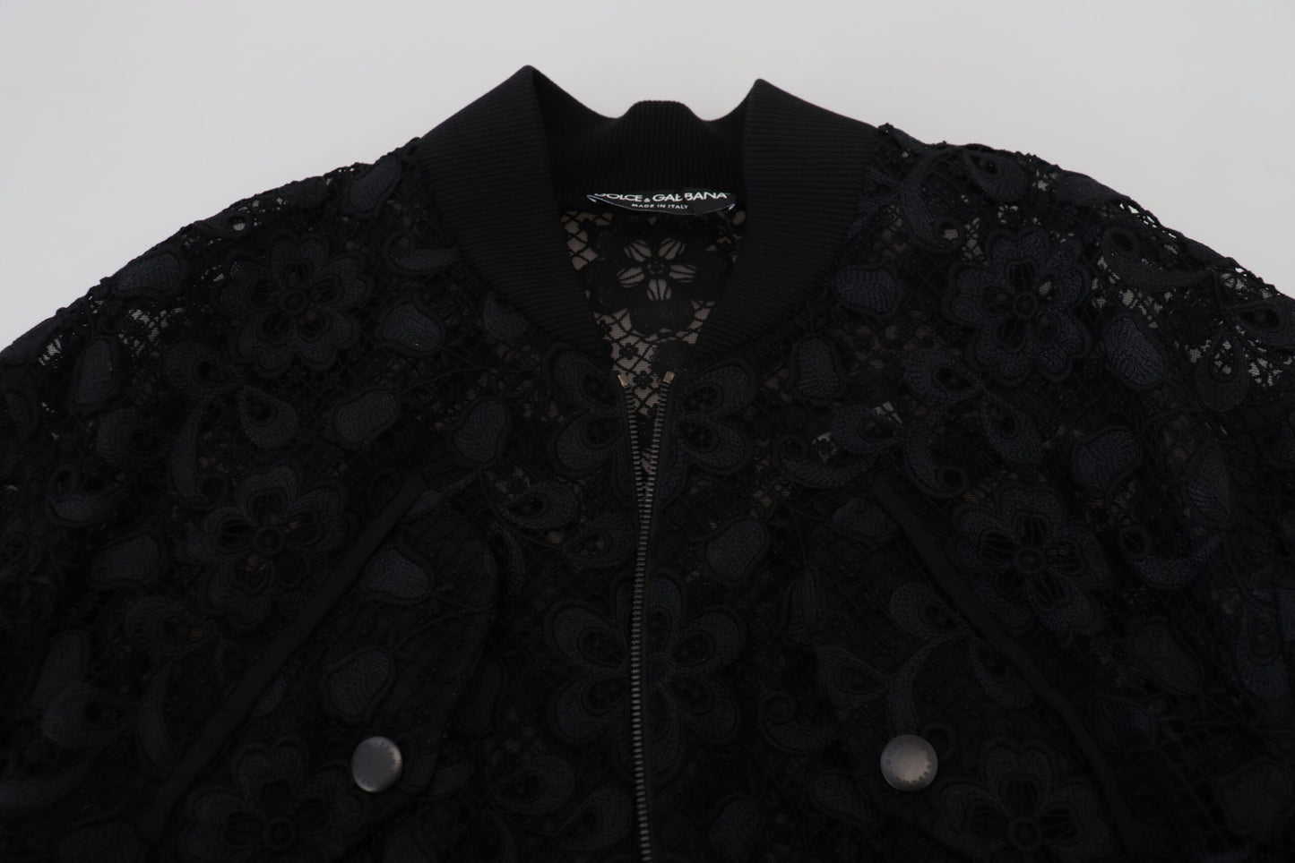 Schwarze Jacke mit durchgehendem Reißverschluss und floraler Spitze aus Baumwolle