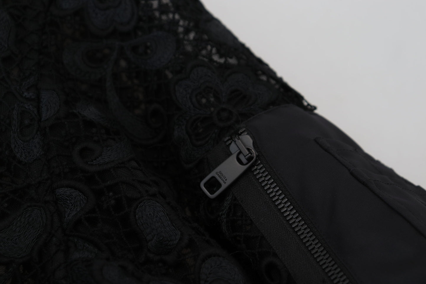 Schwarze Jacke mit durchgehendem Reißverschluss und floraler Spitze aus Baumwolle