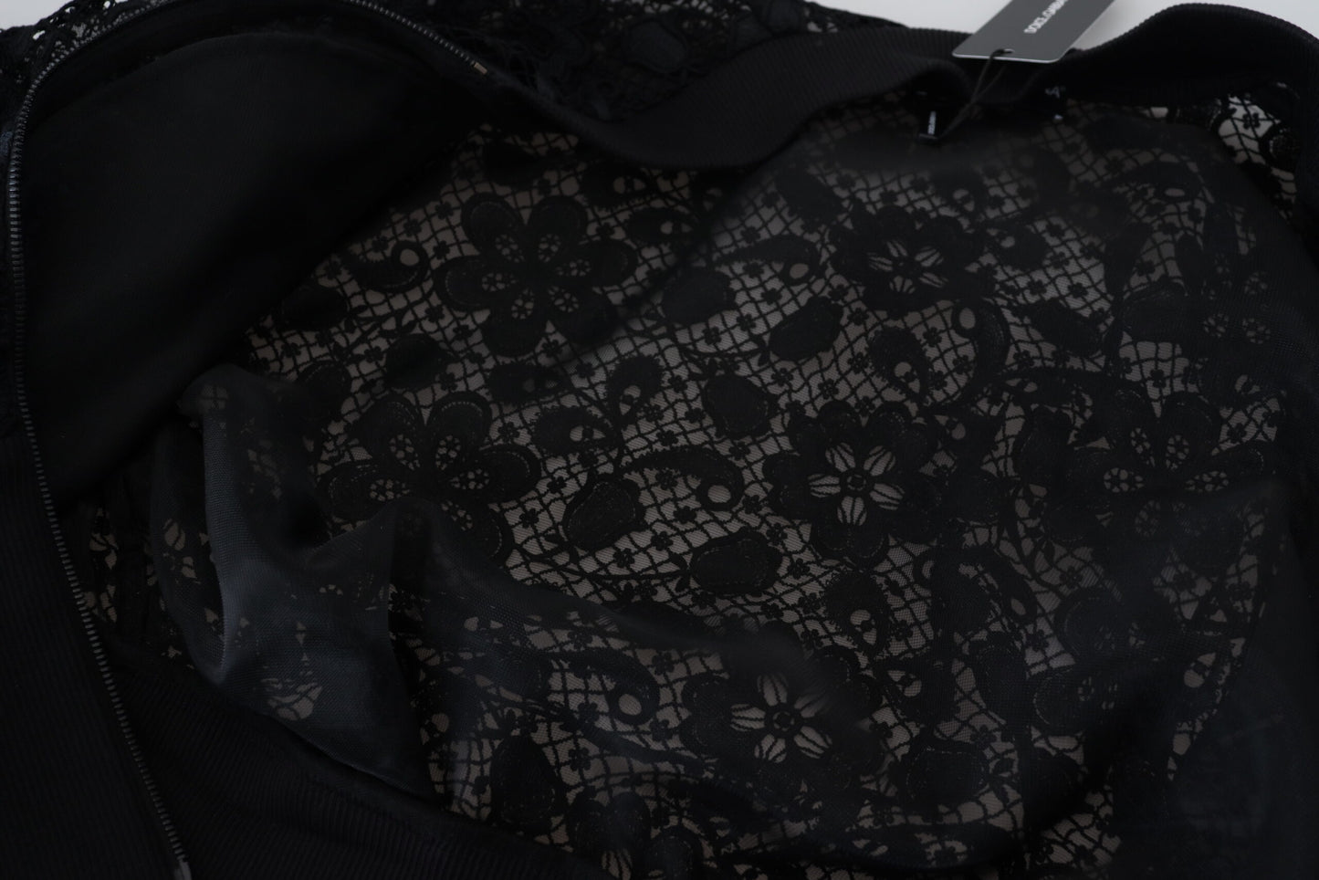 Schwarze Jacke mit durchgehendem Reißverschluss und floraler Spitze aus Baumwolle