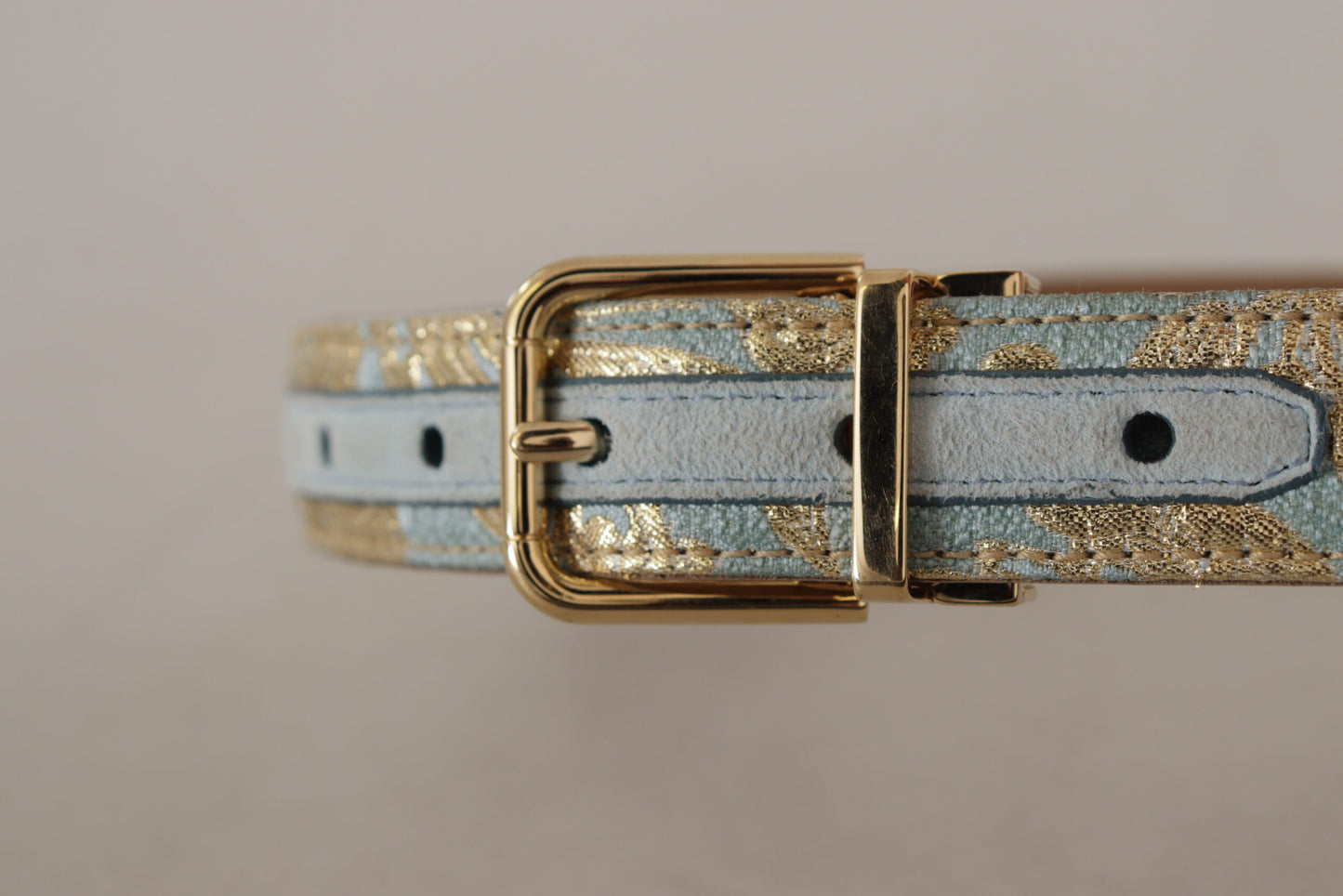 Blauer Leder-Jacquardgürtel mit geprägter goldener Metallschnalle