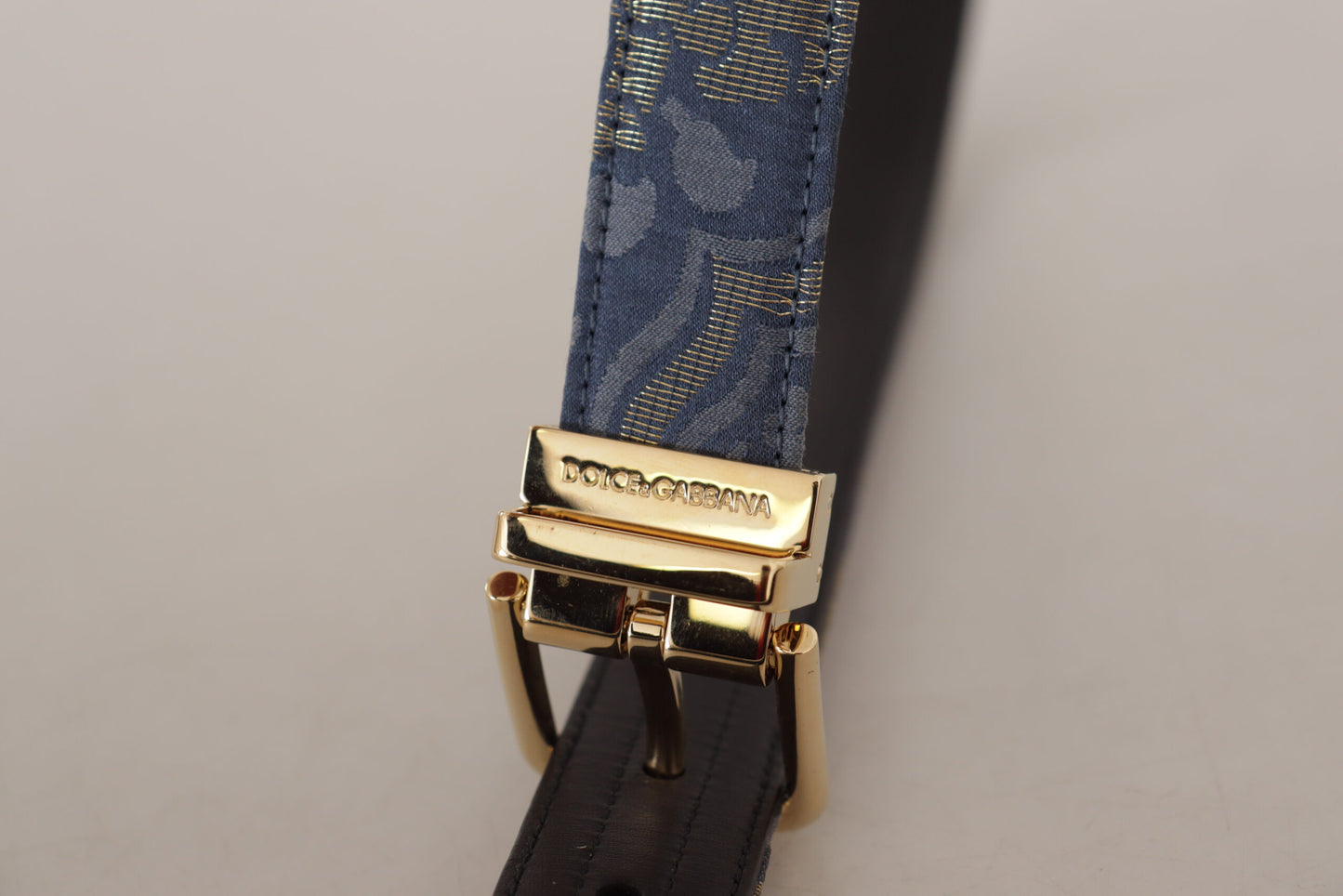 Marineblauer Jacquardgürtel mit goldfarbenem Logo und Metallschnalle