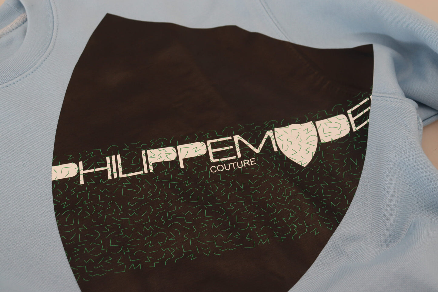 Hellblauer Pullover mit Logodruck und langen Ärmeln
