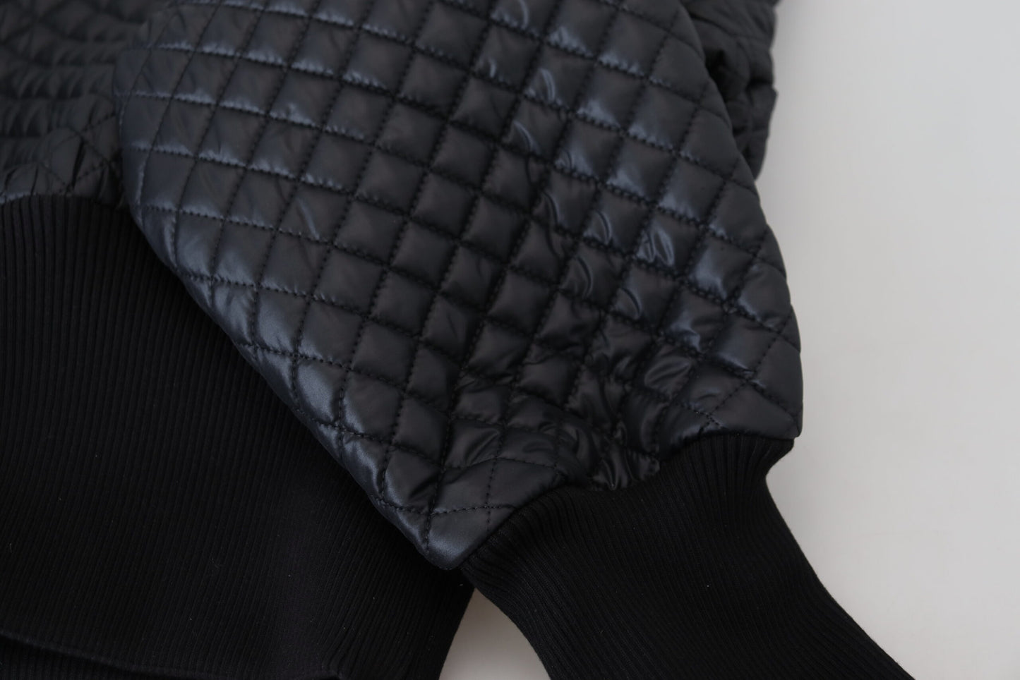 Schwarzer Nylon Pullover mit gestepptem Rundhalsausschnitt