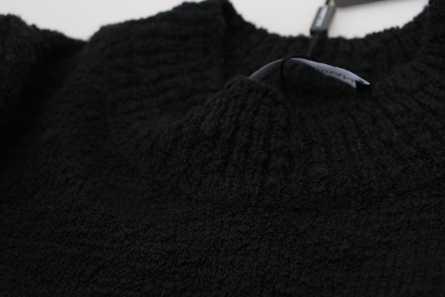 Schwarzer Pullover aus Wollstrick mit Rundhalsausschnitt