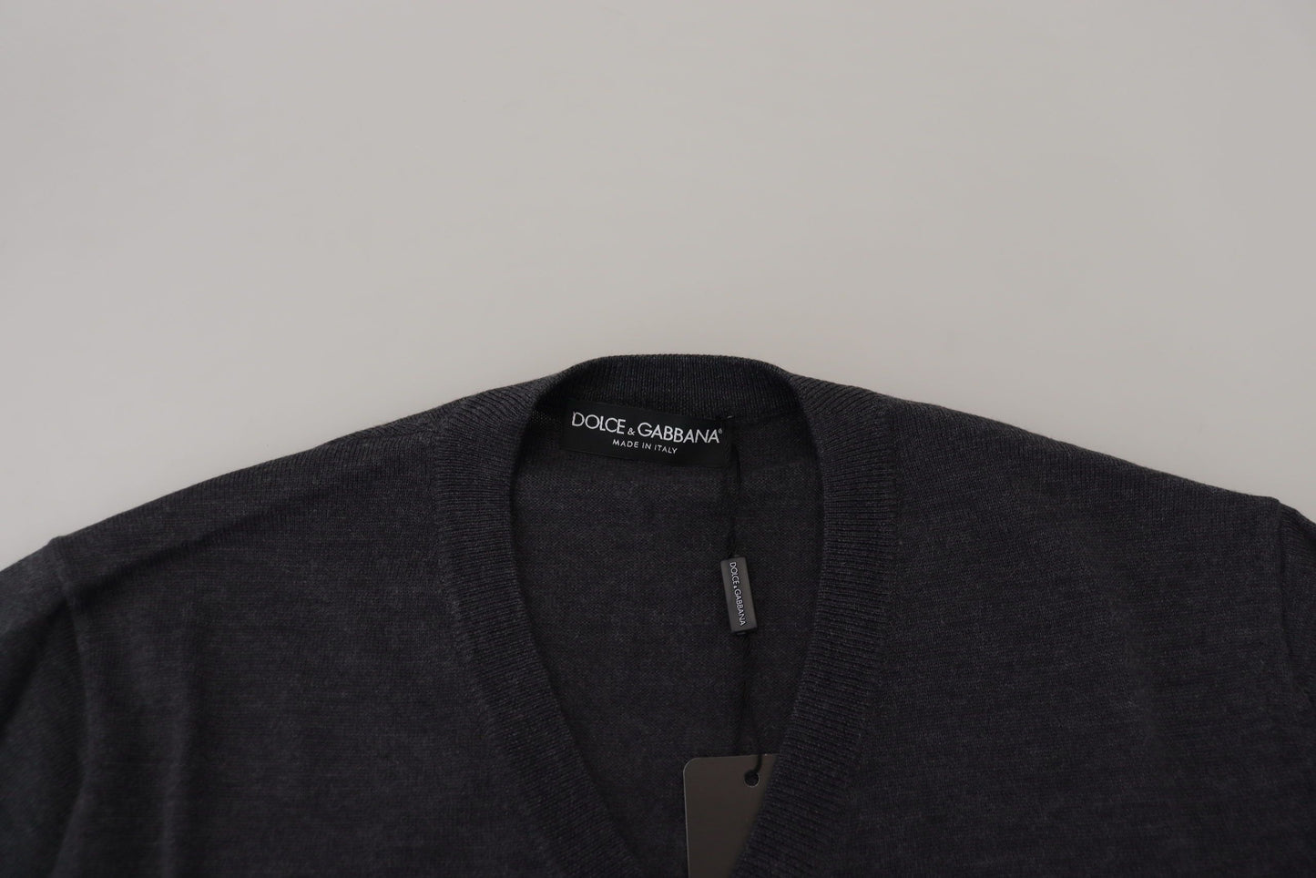 Dunkelgrauer Crown Pullover mit V-Ausschnitt
