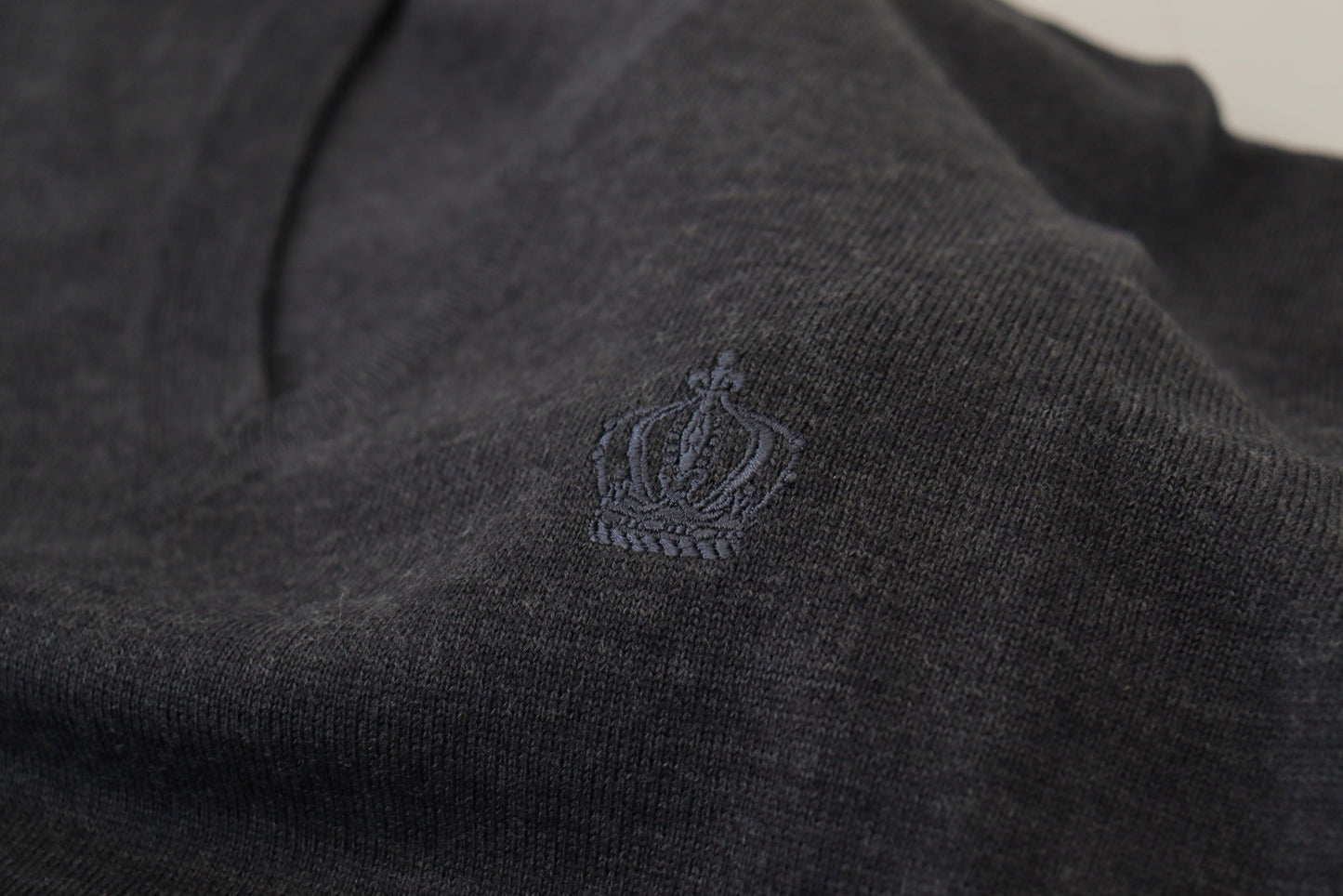 Dunkelgrauer Crown Pullover mit V-Ausschnitt