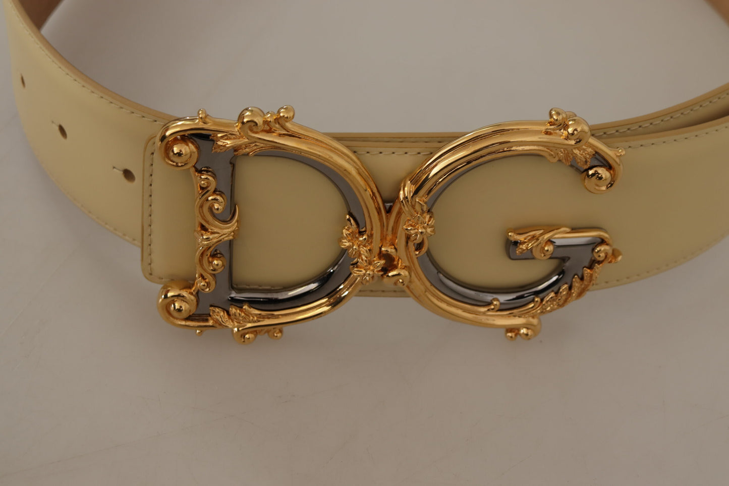Beigefarbener breiter Ledergürtel mit DG-Logo und Barockschnalle