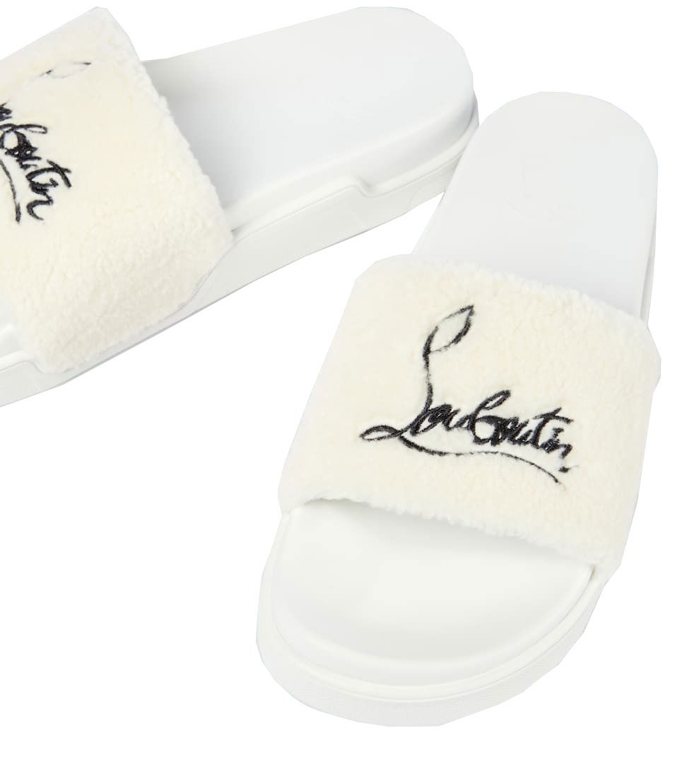Weiße Gummi- und Stoffsandalen für den Pool