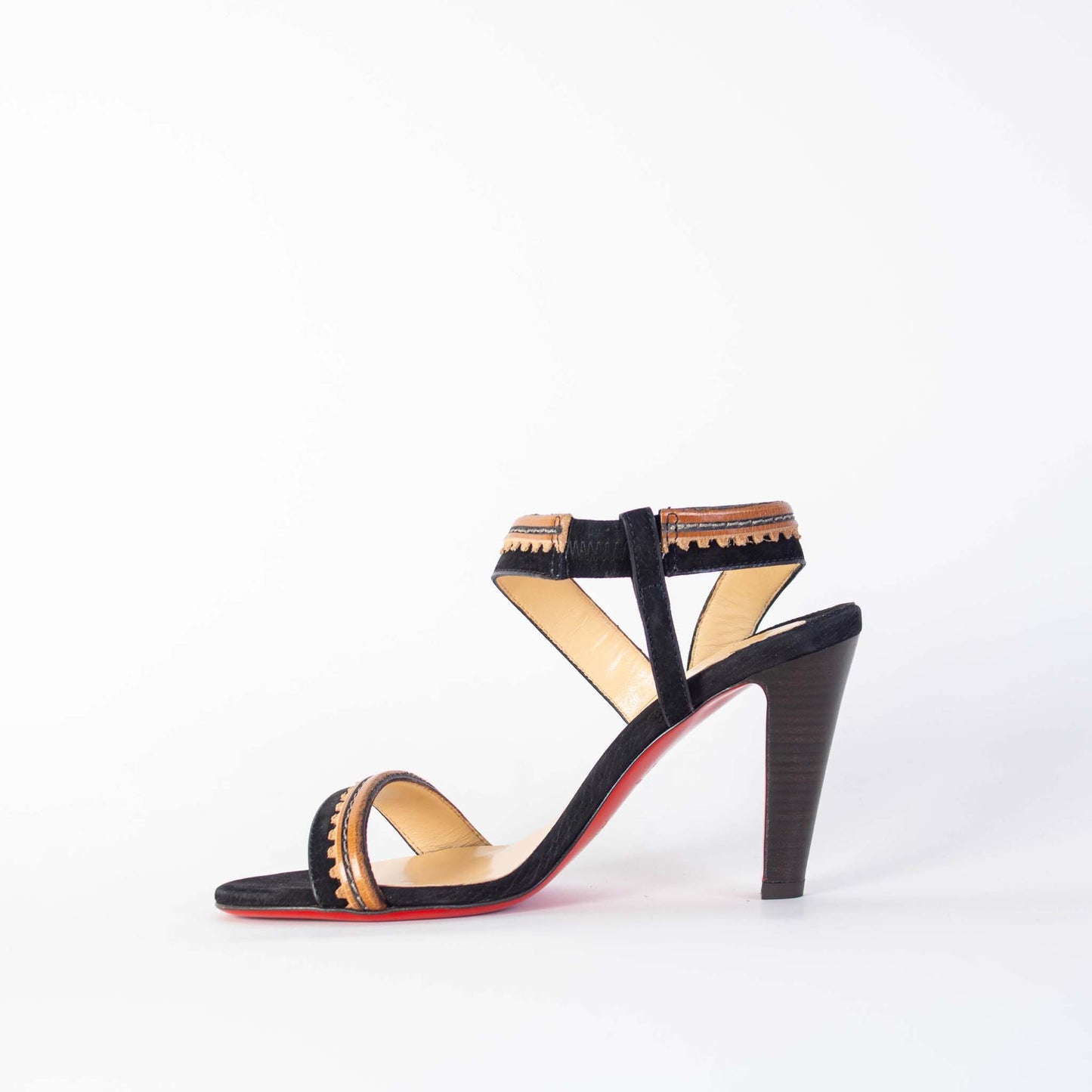 Schwarze Sandalen mit besticktem Lederabsatz