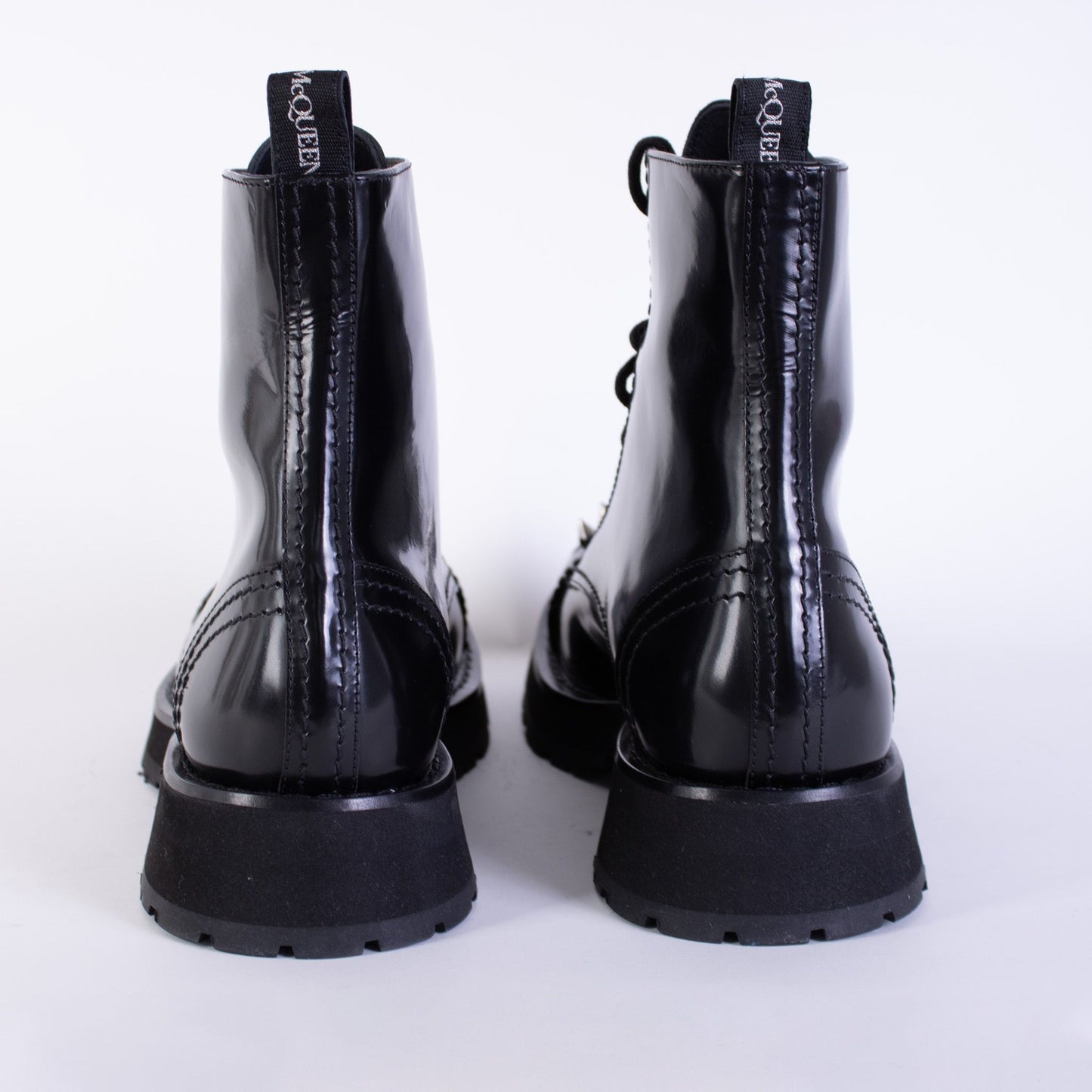 Schwarze Nietenstiefel aus Leder