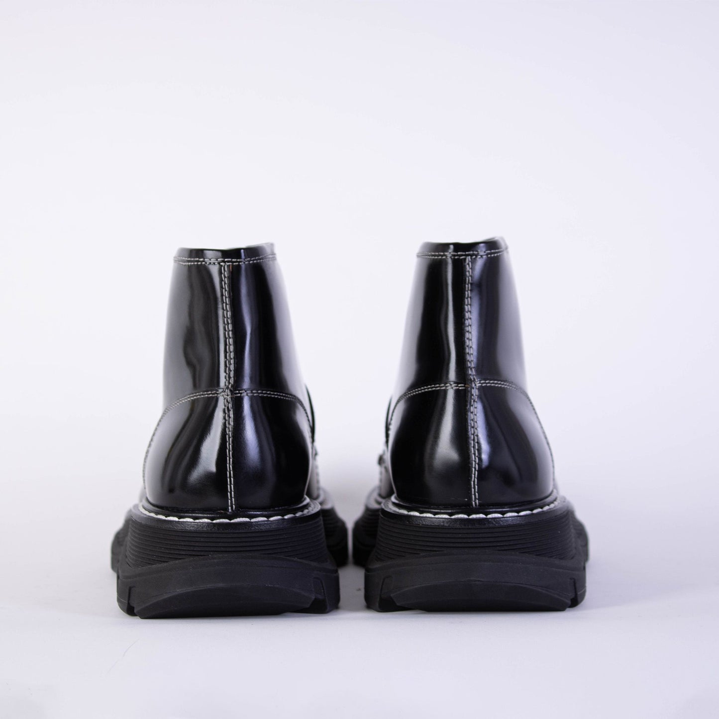 Weiße Schnürsenkel Schwarze Lederstiefel