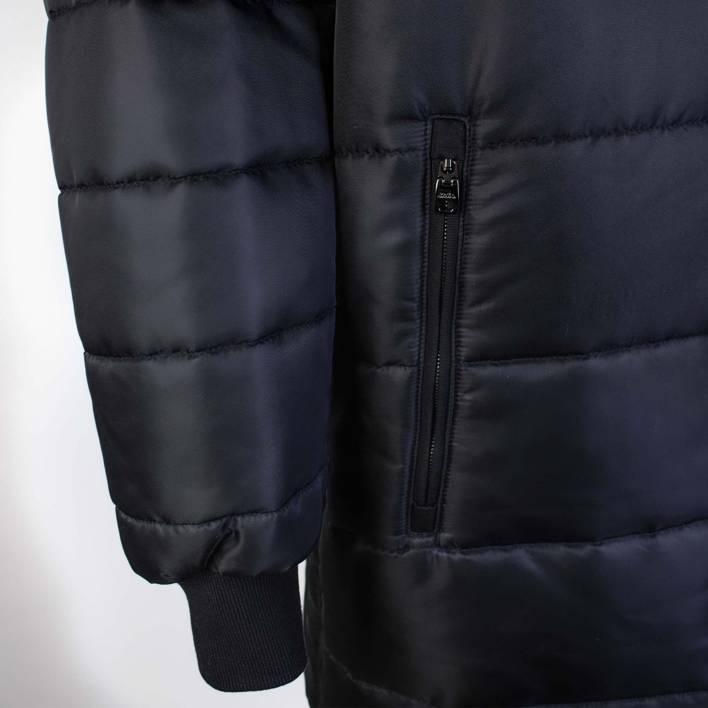 Schwarze lange Steppjacke