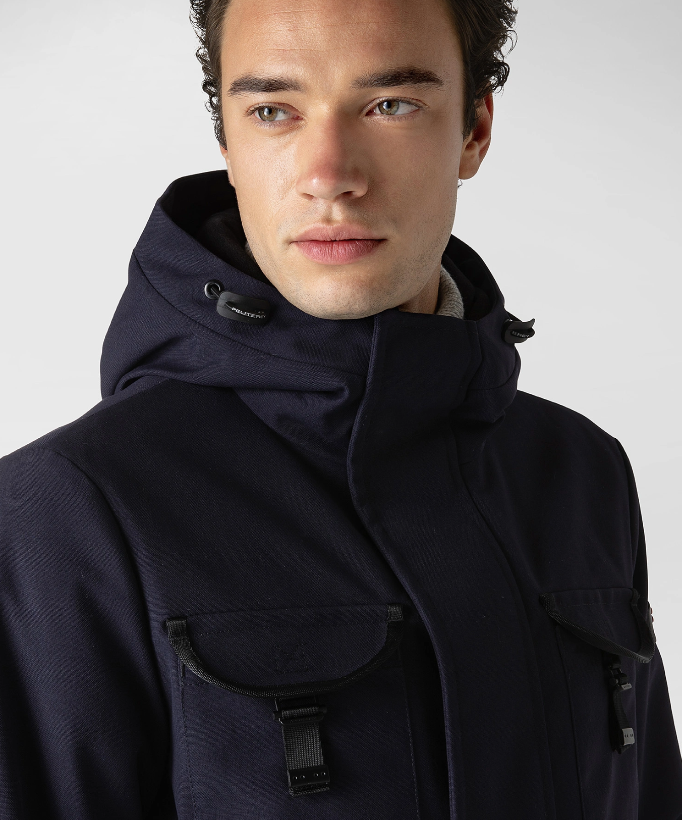 Blaue Polyamid-Jacke