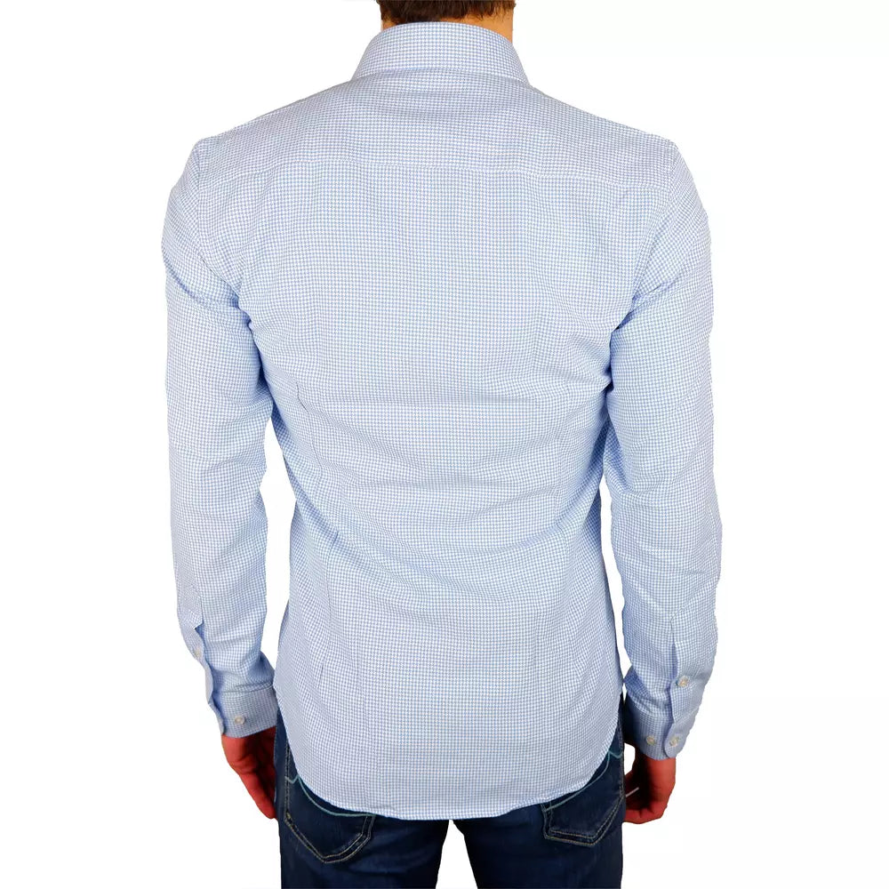 Hellblaues Baumwollhemd